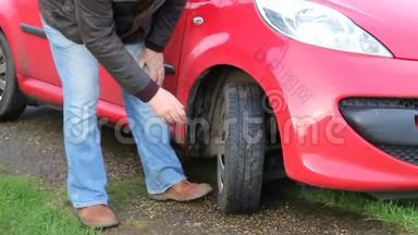 检查汽车上的轮胎或轮胎胎面。